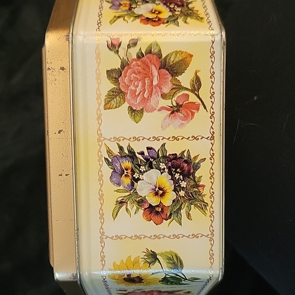 Vintage Rose ๐น Octagon Tin - Picture 13 of 16